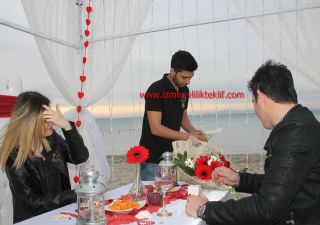 Çeşme kumsalda evlilik teklifi organizasyonumuzdan